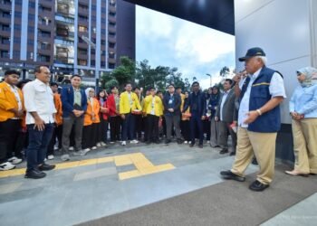 Kepala Otorita IKN Basuki Hadimuljono (tengah) mendampingi mahasiswa saat kegiatan penanaman pohon di Kawasan Inti Pusat Pemerintahan (KIPP) Nusantara. (Dok. Humas Otorita IKN)