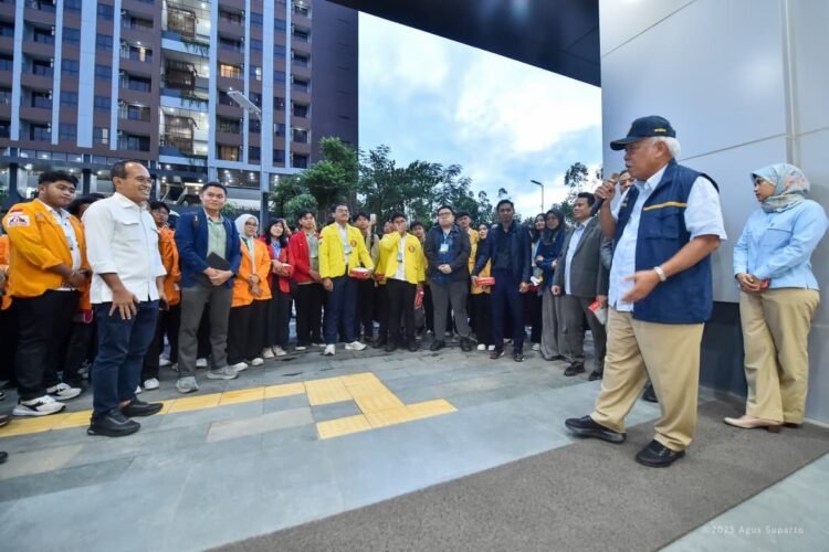 Kepala Otorita IKN Basuki Hadimuljono (tengah) mendampingi mahasiswa saat kegiatan penanaman pohon di Kawasan Inti Pusat Pemerintahan (KIPP) Nusantara. (Dok. Humas Otorita IKN)