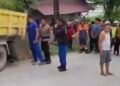 Tangkapan layar kecelakaan truk dengan motor di Jalan Alam Baru Somber. (Dok. Istimewa)