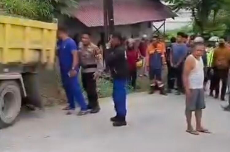 Tangkapan layar kecelakaan truk dengan motor di Jalan Alam Baru Somber. (Dok. Istimewa)