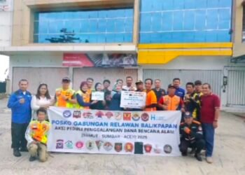 Gabungan Relawan Balikpapan menyerahkan donasi kemanusiaan untuk membantu korban bencana banjir di Sumatera. (Dok. Robert/Relawan Beruang Madu)