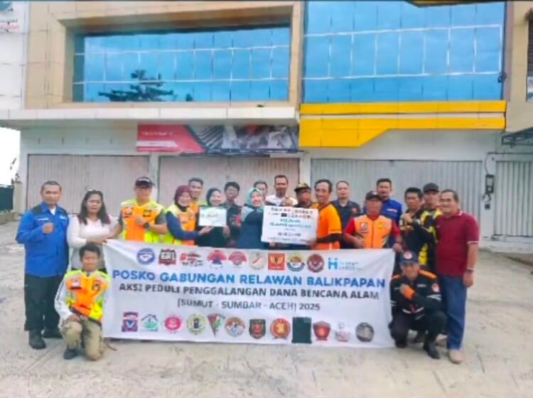 Gabungan Relawan Balikpapan menyerahkan donasi kemanusiaan untuk membantu korban bencana banjir di Sumatera. (Dok. Robert/Relawan Beruang Madu)