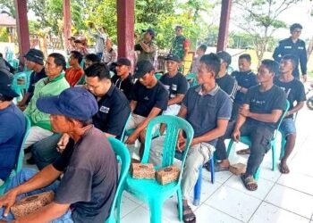 Warga Giripurwa PPU mendesak kades mundur. (GI)