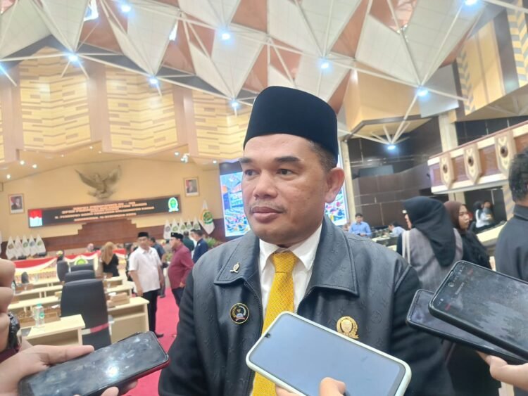 Ketua DPRD Kaltim Hasanuddin Mas'ud saat berbincang dengan insan media. (PB)