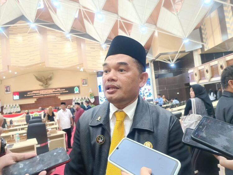 Ketua DPRD Kaltim Hasanuddin Mas'ud saat berbincang dengan insan media. (PB)