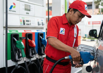 Ilustrasi petugas SPBU (AI)