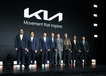 Jajaran manajemen Kia Sales Indonesia menghadiri peluncuran wajah baru Kia Carens dalam acara Kia’s Next Chapter di Jakarta. (Dok. KIA/FR/PB)