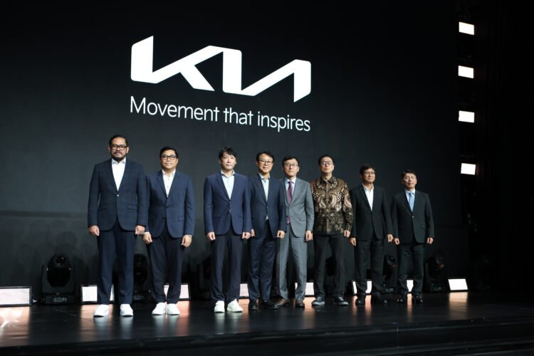 Jajaran manajemen Kia Sales Indonesia menghadiri peluncuran wajah baru Kia Carens dalam acara Kia’s Next Chapter di Jakarta. (Dok. KIA/FR/PB)