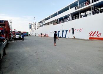 Kapal Dharma Kartika IX miring di Pelabuhan Semayang Balikpapan. (Dok. Istimewa)