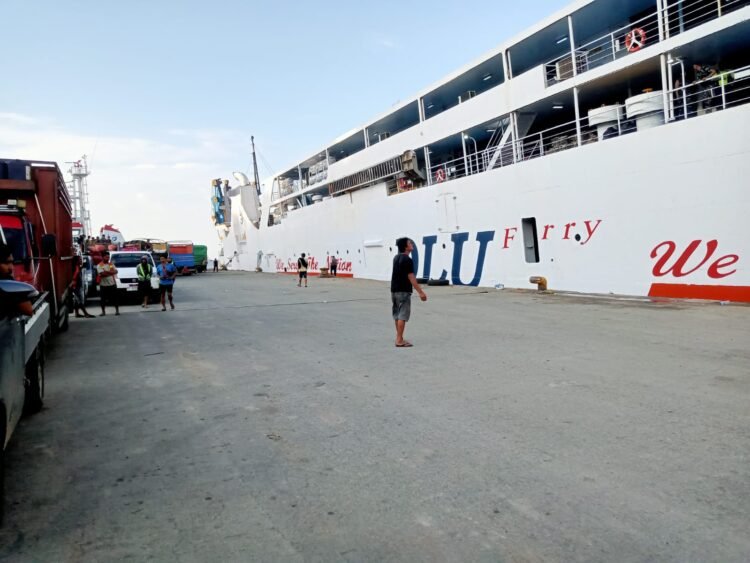 Kapal Dharma Kartika IX miring di Pelabuhan Semayang Balikpapan. (Dok. Istimewa)