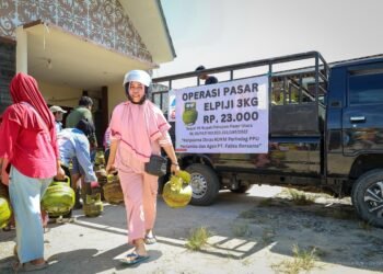 Warga membeli kebutuhan pokok saat Operasi Pasar Murah Otorita IKN di Sepaku. (Dok. Humas Otorita IKN)
