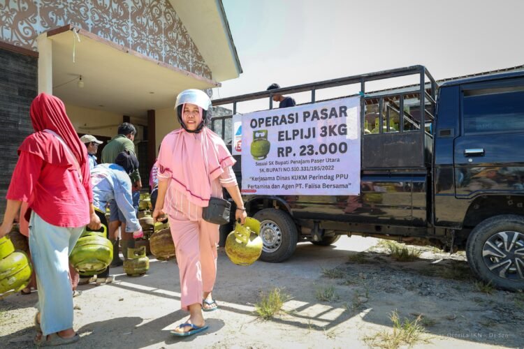 Warga membeli kebutuhan pokok saat Operasi Pasar Murah Otorita IKN di Sepaku. (Dok. Humas Otorita IKN)