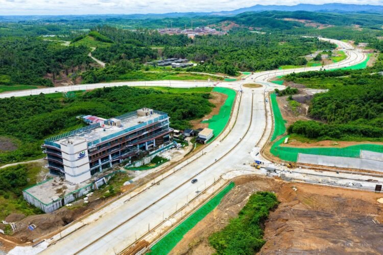 Tampak udara pembangunan Jalan 1B–1C di Kawasan Inti Pusat Pemerintahan (KIPP) IKN yang hampir rampung. (Dok. Humas Otorita IKN)