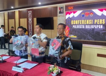 Polisi melakukan konferensi pers pengungkapan kasus pembunuhan penjaga toko di Balikpapan Utara. (Dok. Muhammad/PortalBalikpapan)