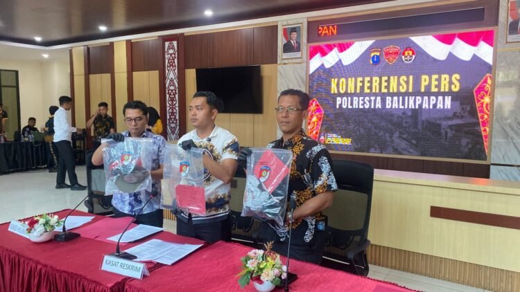 Polisi melakukan konferensi pers pengungkapan kasus pembunuhan penjaga toko di Balikpapan Utara. (Dok. Muhammad/PortalBalikpapan)