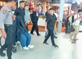 DPO Kejari Balikpapan yang buron sejak 2024 akhirnya diamankan di Jakarta Selatan dan tiba di Balikpapan. (Dok. Muhammad/PortalBalikpapan)