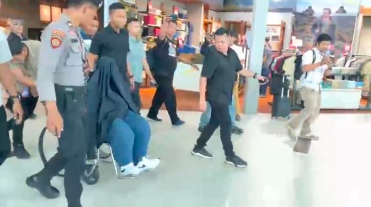 DPO Kejari Balikpapan yang buron sejak 2024 akhirnya diamankan di Jakarta Selatan dan tiba di Balikpapan. (Dok. Muhammad/PortalBalikpapan)