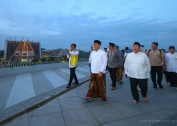 Wamenag R. Muhammad Syafi’i (kedua kanan) bersama jajaran Otorita IKN melakukan peninjauan Masjid Negara IKN sebelum memasuki bulan suci Ramadan. (Dok. Humas Otorita IKN)