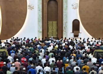 Ribuan jamaah melaksanakan Shalat Tarawih perdana 1 Ramadan 1447 H di Masjid Negara IKN, Nusantara, Rabu (18/2/2026). (Dok. Humas Otorita IKN)