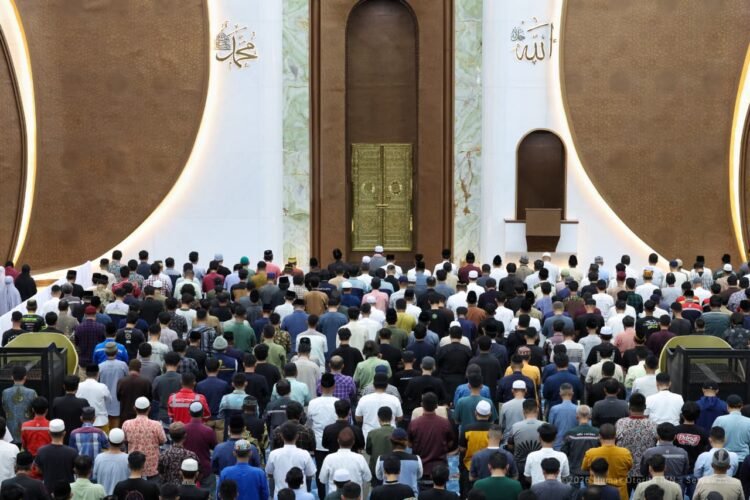 Ribuan jamaah melaksanakan Shalat Tarawih perdana 1 Ramadan 1447 H di Masjid Negara IKN, Nusantara, Rabu (18/2/2026). (Dok. Humas Otorita IKN)