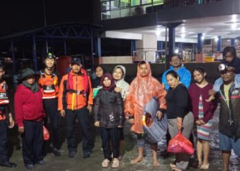 Evakuasi dini hari oleh SAR Balikpapan terhadap rombongan pemancing yang tertahan cuaca buruk di perairan Lamaru. (FOTO: Muhammad/PortalBalikpapan)