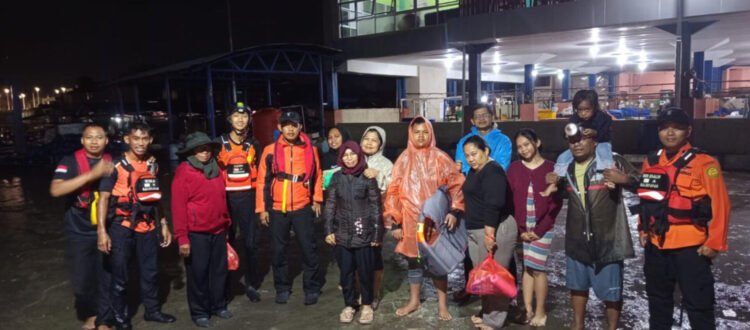 Evakuasi dini hari oleh SAR Balikpapan terhadap rombongan pemancing yang tertahan cuaca buruk di perairan Lamaru. (FOTO: Muhammad/PortalBalikpapan)