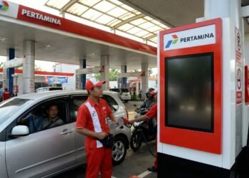 Ilustrasi petugas SPBU. (Dok. AI)