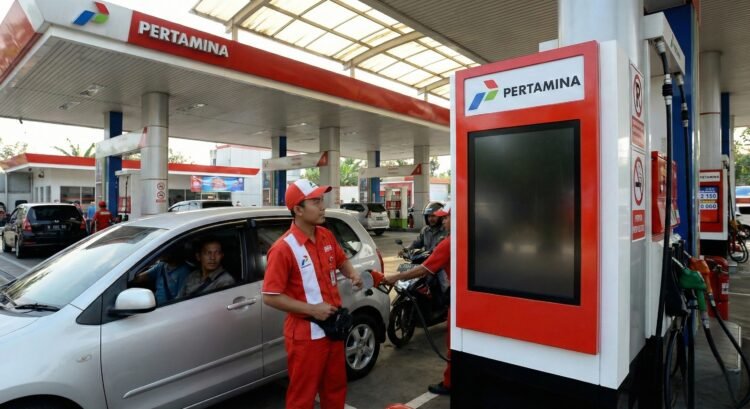 Ilustrasi petugas SPBU. (Dok. AI)