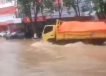 Tangkapan layar banjir di dekat Siloam Balikpapan. (Dok. Istimewa)