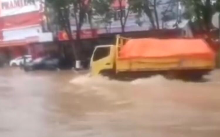 Tangkapan layar banjir di dekat Siloam Balikpapan. (Dok. Istimewa)