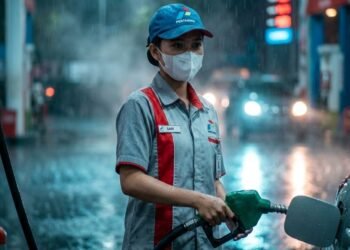 Ilustrasi Petugas SPBU. (Dok. AI)