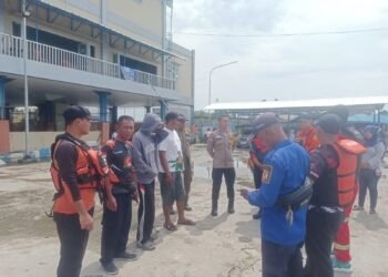 Koordinasi tim SAR gabungan sebelum operasi pencarian korban di perairan Balikpapan. (Dok. MHD/PortalBalikpapan)