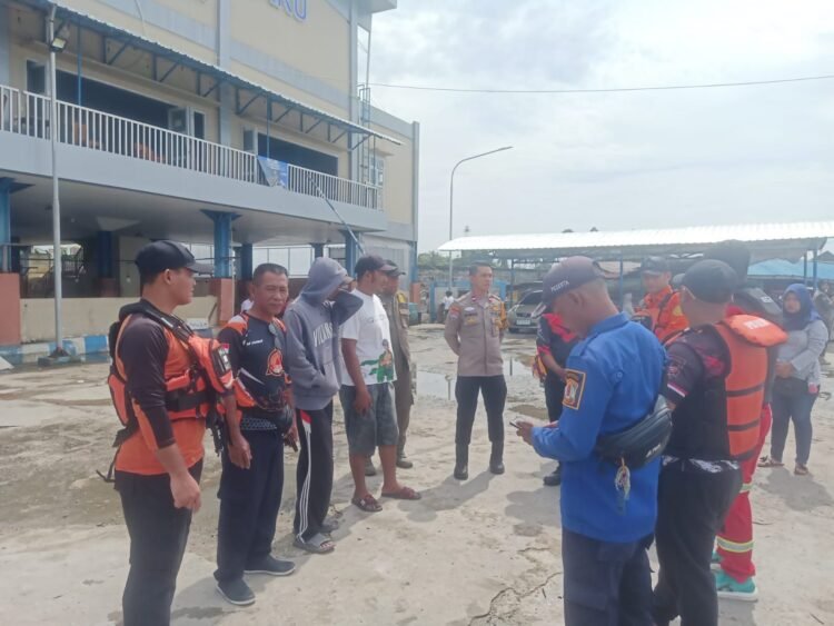 Koordinasi tim SAR gabungan sebelum operasi pencarian korban di perairan Balikpapan. (Dok. MHD/PortalBalikpapan)