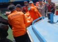 Tim SAR gabungan mengevakuasi jenazah penumpang kapal rute Surabaya–Balikpapan yang ditemukan meninggal dunia di perairan Teluk Adang. (Dok. Muhanmad/PortalBalikpapan)