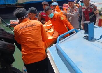 Tim SAR gabungan mengevakuasi jenazah penumpang kapal rute Surabaya–Balikpapan yang ditemukan meninggal dunia di perairan Teluk Adang. (Dok. Muhanmad/PortalBalikpapan)