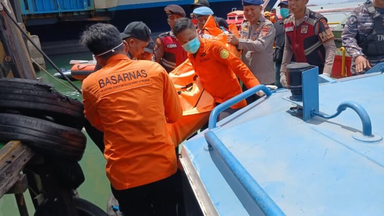 Tim SAR gabungan mengevakuasi jenazah penumpang kapal rute Surabaya–Balikpapan yang ditemukan meninggal dunia di perairan Teluk Adang. (Dok. Muhanmad/PortalBalikpapan)