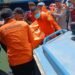 Tim SAR gabungan mengevakuasi jenazah penumpang kapal rute Surabaya–Balikpapan yang ditemukan meninggal dunia di perairan Teluk Adang. (Dok. Muhanmad/PortalBalikpapan)