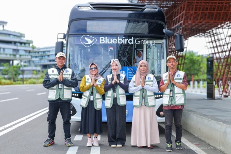 Petugas transportasi memberikan sambutan kepada pengunjung di depan bus listrik yang beroperasi di Kawasan Inti Pusat Pemerintahan (KIPP) Nusantara. (Dok. Humas Otorita IKN)