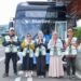 Petugas transportasi memberikan sambutan kepada pengunjung di depan bus listrik yang beroperasi di Kawasan Inti Pusat Pemerintahan (KIPP) Nusantara. (Dok. Humas Otorita IKN)