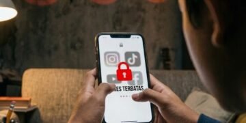 Ilustrasi Komdigi resmi membatasi akses media sosial bagi anak di bawah usia 16 tahun. (Dok. AI)