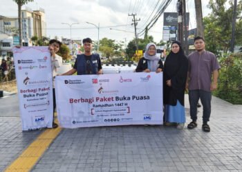 Program berbagi Ramadhan MTTG Telkom Area Kalimantan dan LMI menyalurkan paket buka puasa bagi masyarakat yang melintas. (Dok. MT/PB)