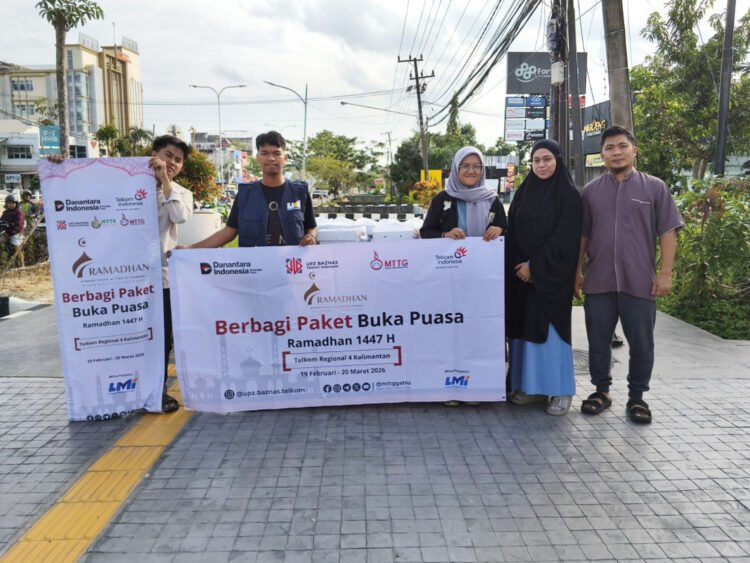 Program berbagi Ramadhan MTTG Telkom Area Kalimantan dan LMI menyalurkan paket buka puasa bagi masyarakat yang melintas. (Dok. MT/PB)