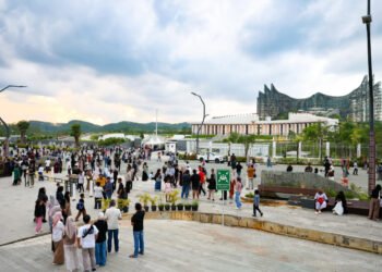 Pengunjung memadati kawasan Masjid Negara IKN di Kawasan Inti Pusat Pemerintahan Nusantara saat periode libur panjang. (Dok. Humas Otorita IKN)