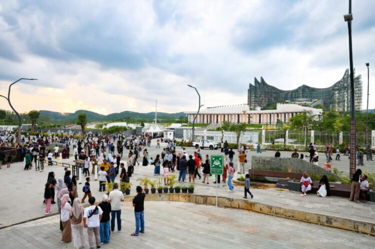 Pengunjung memadati kawasan Masjid Negara IKN di Kawasan Inti Pusat Pemerintahan Nusantara saat periode libur panjang. (Dok. Humas Otorita IKN)