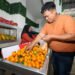 Aktivitas jual beli buah terlihat di Pasar Segar Sepaku setelah pasar modern tersebut dibuka untuk masyarakat. (Dok. Humas Otorita IKN)