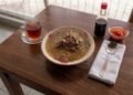 Semangkuk soto hangat racikan Pak Iket tersaji lengkap dengan sambal dan kecap, menghadirkan cita rasa khas yang menggoda selera di Terminal Tingkir, Salatiga. (FOTO: Imam/PortalBalikpapan)