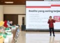 Otorita IKN bersama Bank Indonesia memberikan pembekalan pemasaran digital dan transaksi QRIS kepada pelaku usaha lokal di Nusantara. (Dok. Humas Otorita IKN)