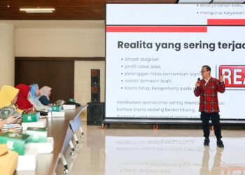 Otorita IKN bersama Bank Indonesia memberikan pembekalan pemasaran digital dan transaksi QRIS kepada pelaku usaha lokal di Nusantara. (Dok. Humas Otorita IKN)