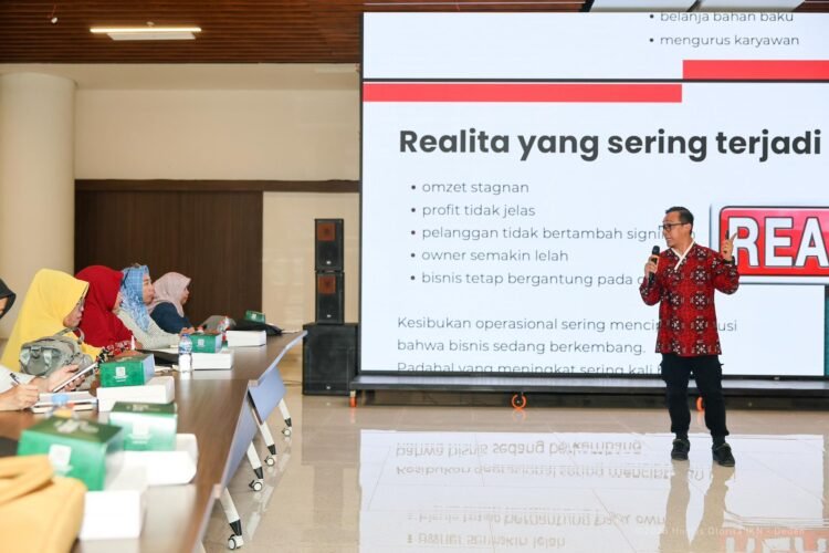 Otorita IKN bersama Bank Indonesia memberikan pembekalan pemasaran digital dan transaksi QRIS kepada pelaku usaha lokal di Nusantara. (Dok. Humas Otorita IKN)
