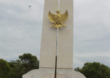 KKMB Balikpapan menggelar tabur bunga di TMP Kota Balikpapan dalam rangka Hari Pattimura ke-209. (Dok. KKMB)